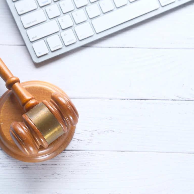 Marteau de président sur fond blanc